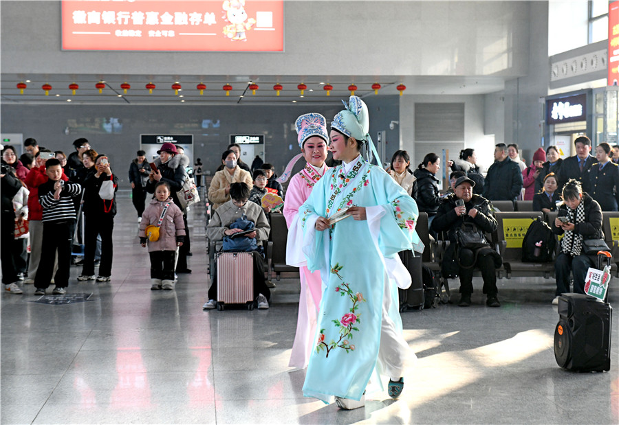安徽淮南南站，演员为候车旅客表演地方戏曲。