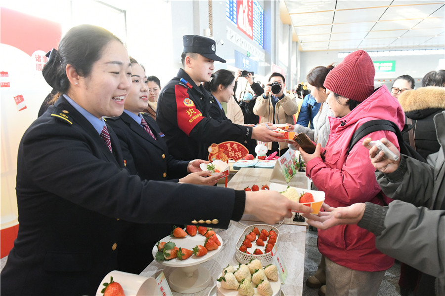 安徽淮南南站，铁路职工为候车旅客送上地方特产草莓。