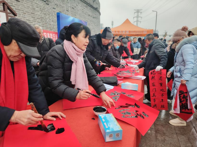 群眾圍觀領春聯。李艷梅攝