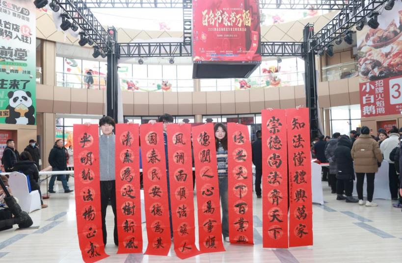 春联内容丰富涵盖多元主题。吴天元摄