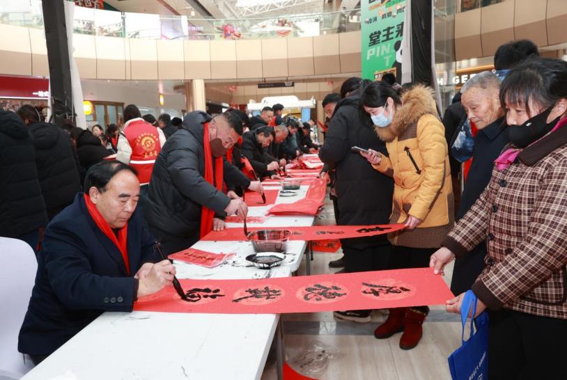 书法家现场为群众义务书写春联。吴天元摄