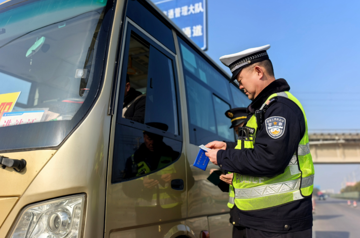 公安交警开展执勤检查。