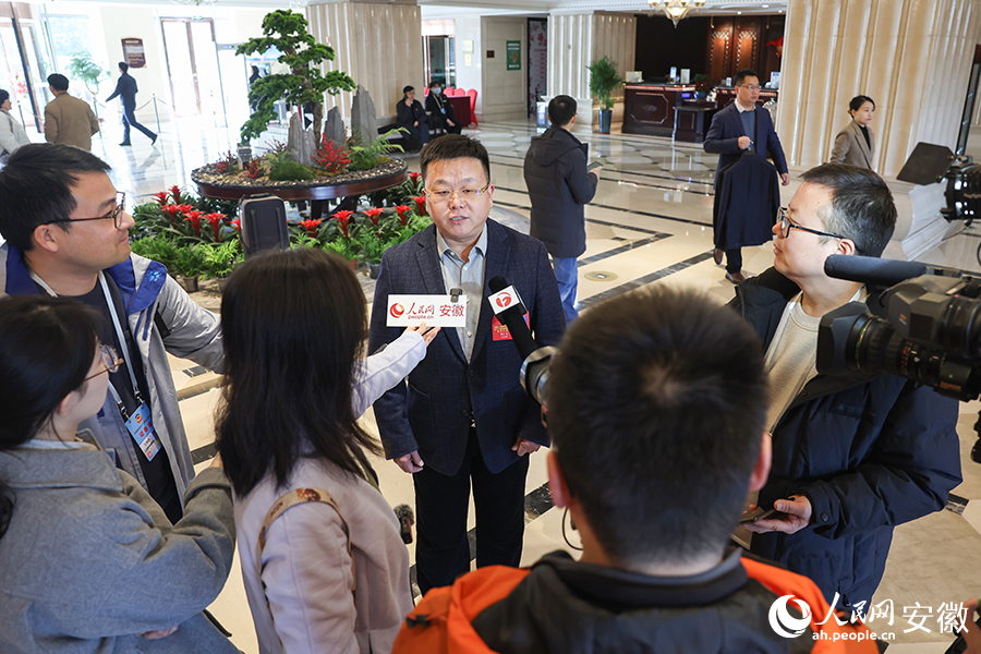 報到現場，安徽省政協委員接受媒體採訪。人民網記者 張俊攝