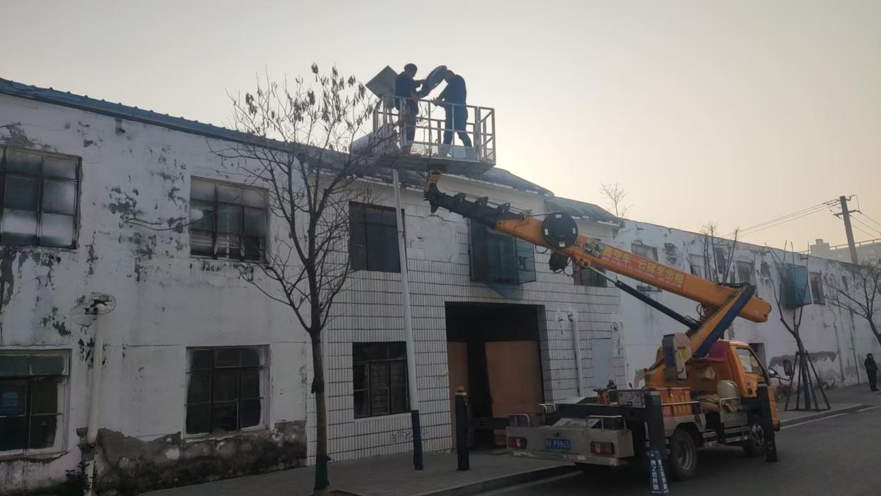 当地为片区修理路灯。刘建国摄