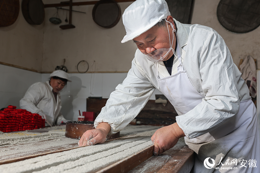 压条定型。人民网记者 张俊摄