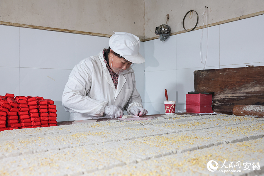 顶市酥在当地又称“红纸包”。人民网记者 张俊摄