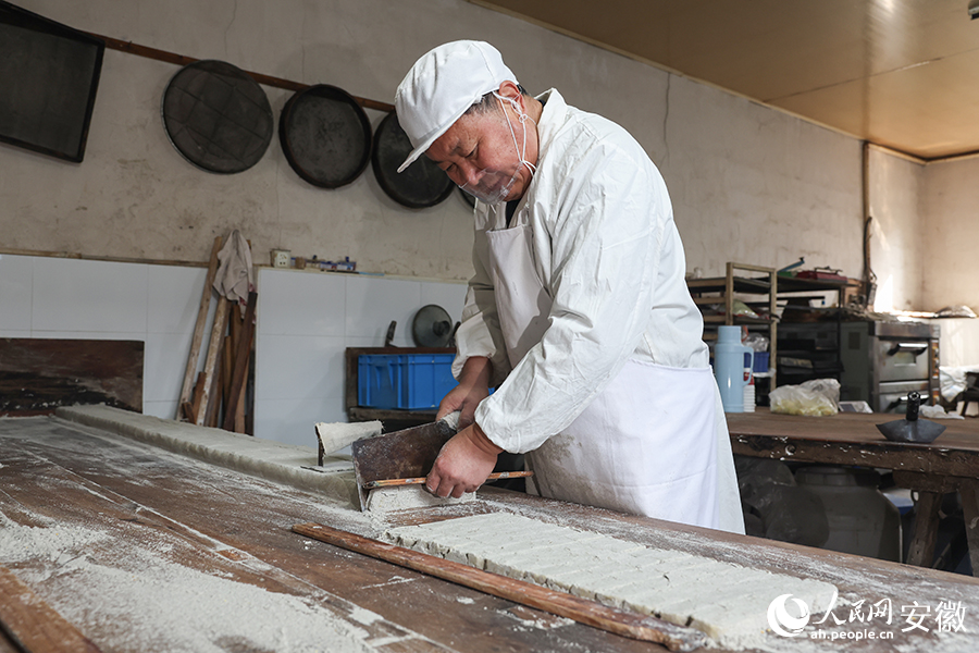 切条成块。人民网记者 张俊摄