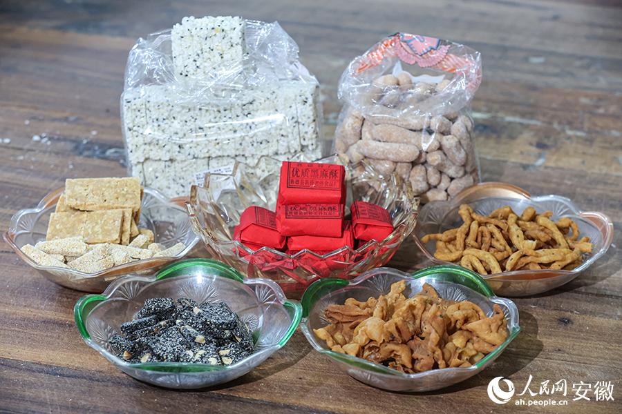 孙鑫平制作的传统糕点。人民网记者 张俊摄