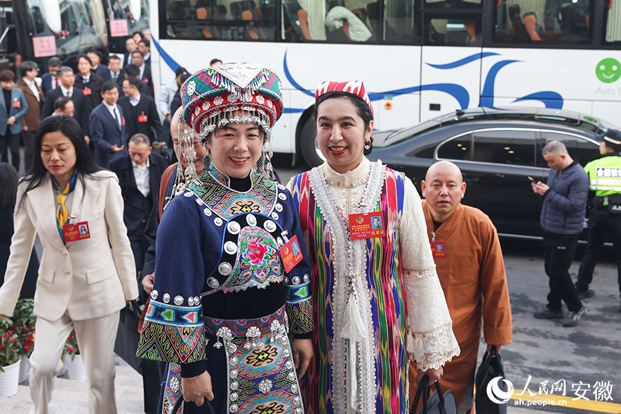 少数民族界别委员在会场外合影。人民网记者 张俊摄