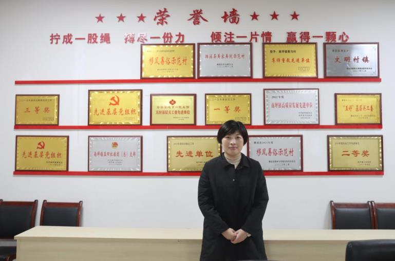 杨青。