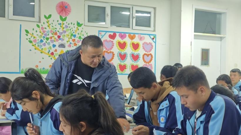 魏鹏飞在指导学生学习。