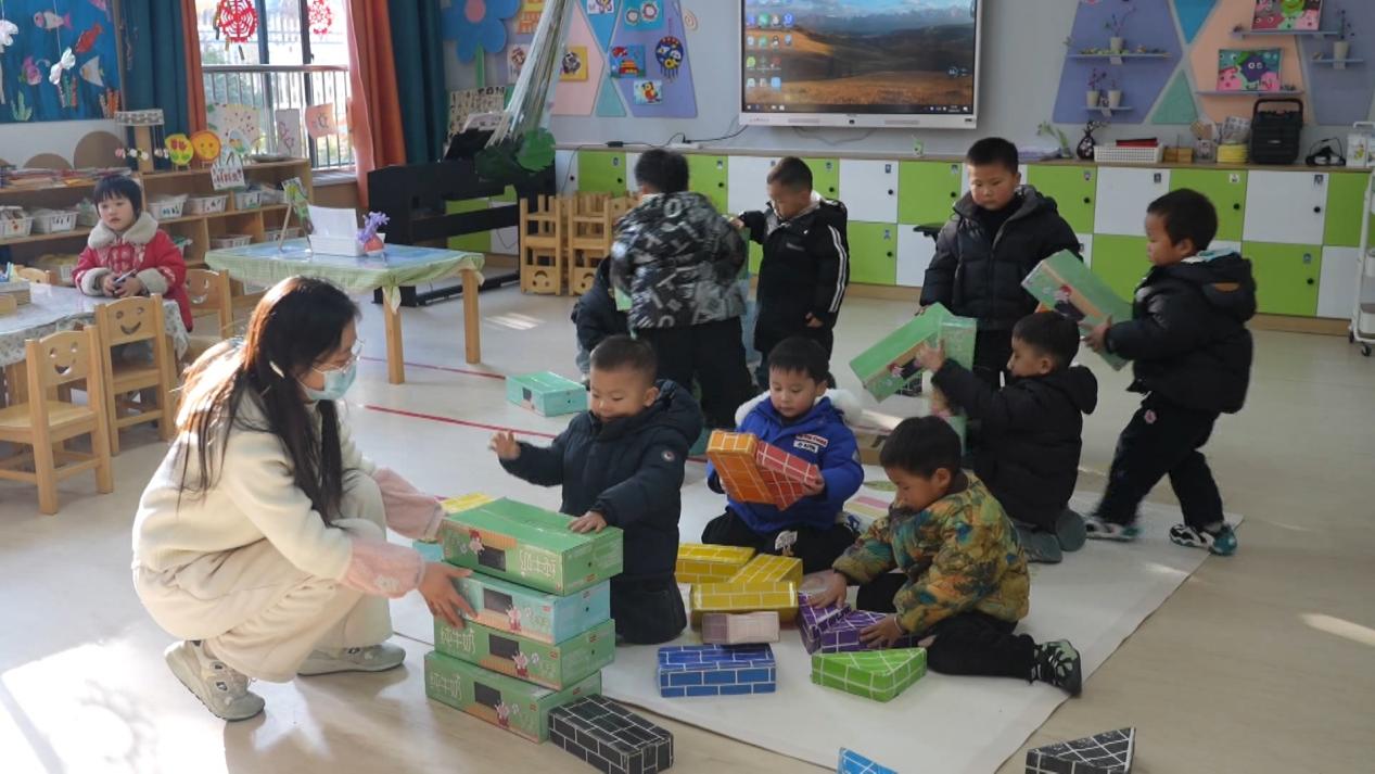 将军路幼儿园老师在和小朋友们玩耍。赵宇摄