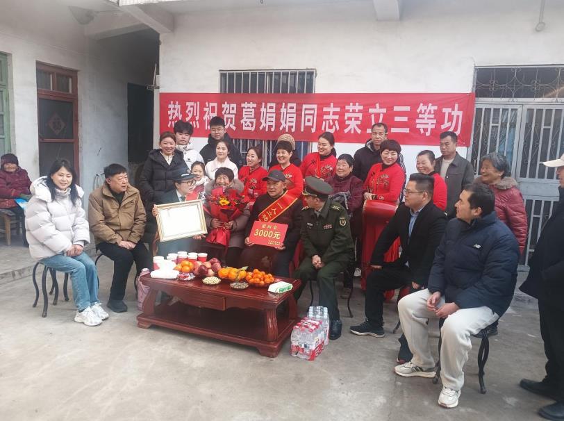 喜報送家門，榮光耀故裡。
