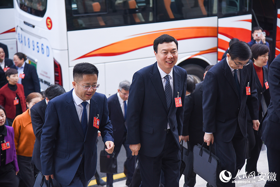 安徽省人大代表步入会场。人民网记者 李希蒙摄