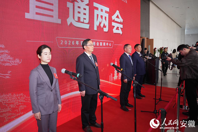 “直通两会”现场。人民网记者 苗子健摄