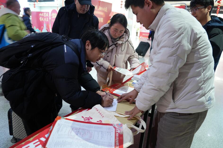 东至县人社局开展跨市农民工接站暖心服务。