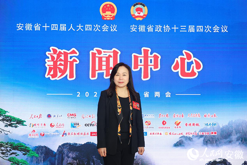 安徽省政协委员,建行安徽省分行党委书记、行长关雁翎。人民网记者 张俊摄