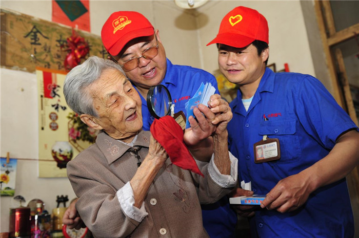 “徐辉假日服务”结对帮扶孤寡老人。合燃华润燃气供图