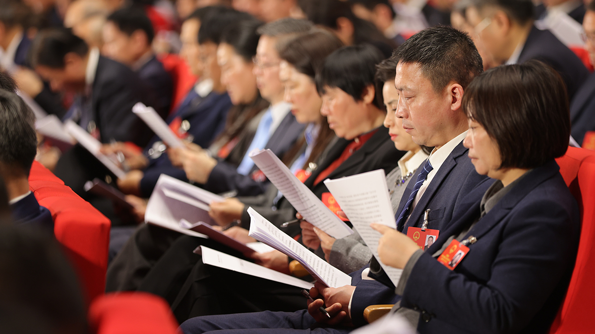 会议听取政府工作报告