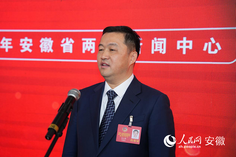 安徽省委金融办常务副主任，省委金融工委常务副书记，省地方金融管理局局长徐小俊。人民网记者 苗子健摄