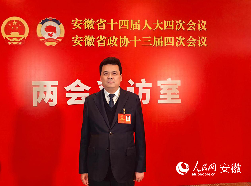 安徽省人大代表、临泉县委书记江利国。人民网记者 苗子健摄