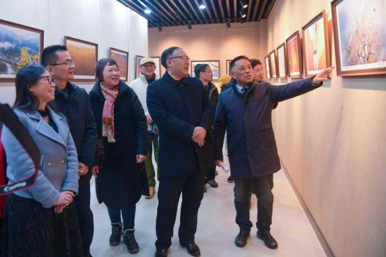 来安摄影协会会长徐斌向摄影爱好者解释影展情况。