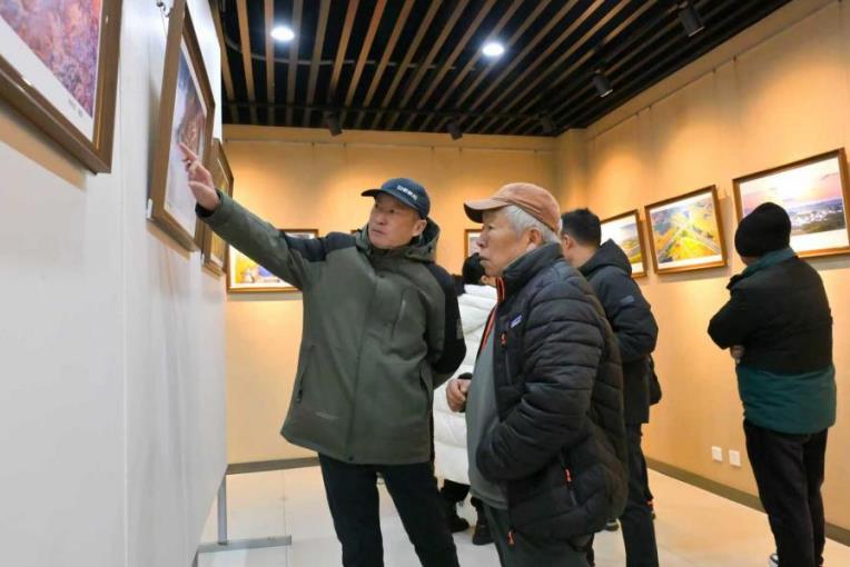 来安摄影协会副会长韩琦富向摄影爱好者解释影展情况。