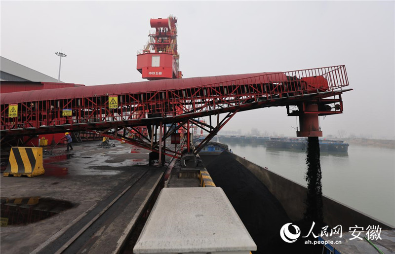 港口正在将煤装上货船。人民网记者 王晓飞摄