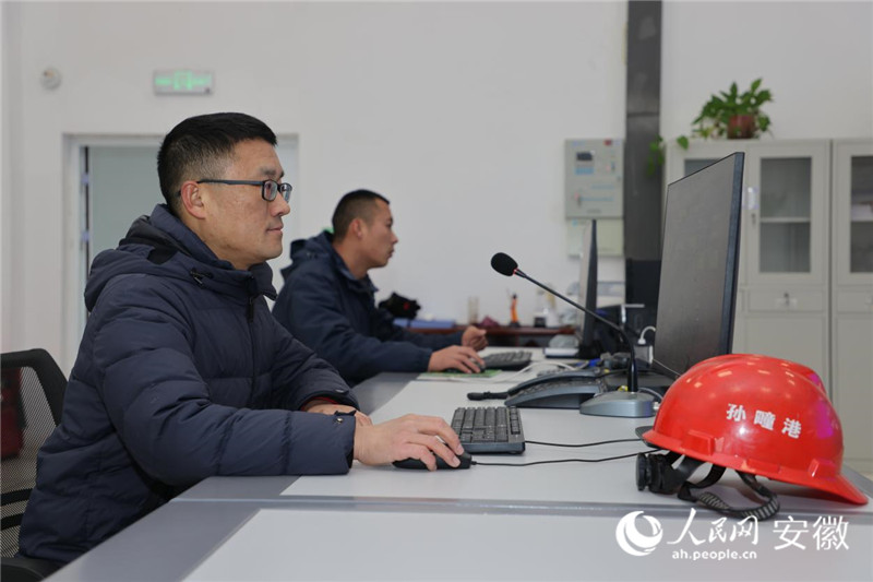 工作人员在调度室。人民网记者 王晓飞摄