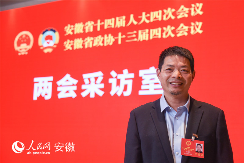 安徽省人大代表、黄山市徽州雕刻博物馆馆长洪建华。人民网记者 李希蒙摄