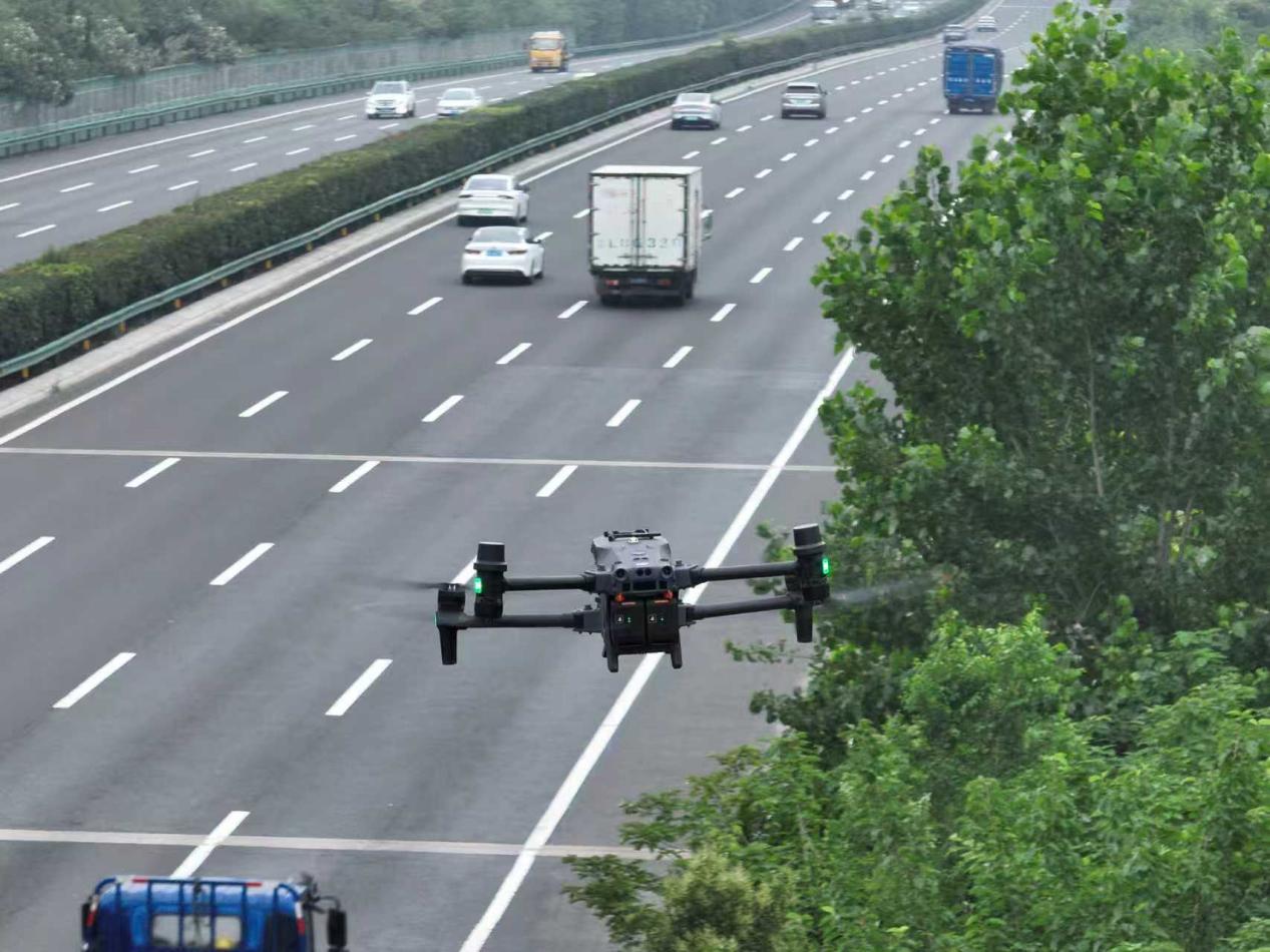 工作中的无人机。安徽省高速公路路政支队供图