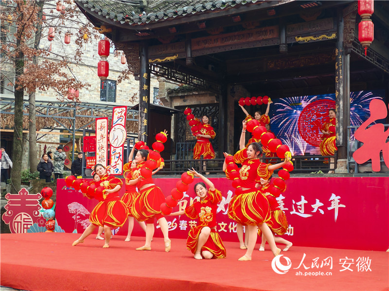 开场舞《欢欢喜喜过大年》。人民网 丁纪摄