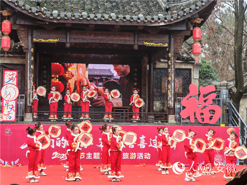 《福娃闹新春》。人民网 丁纪摄