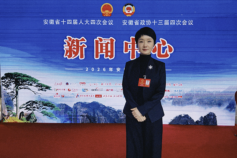 安徽省人大代表,铜陵市艺术剧院有限公司董事长、总经理王丽娟。受访者供图