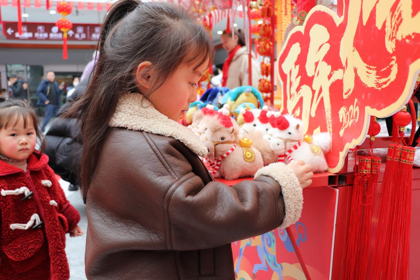 司乘旅客在年貨市集挑選心儀年貨。