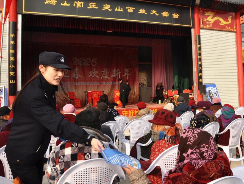 民警发放反诈宣传资料。张广星摄
