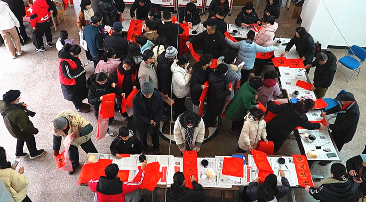 桐城知名书法家义务写春联、送“福”字活动现场。
