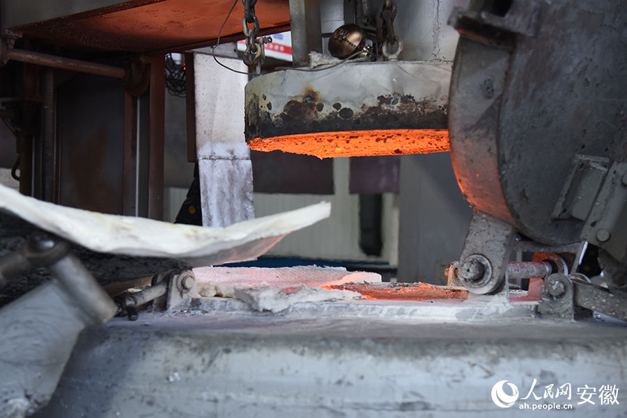 加热至700度的“保温壶”可以让周边200公里内的客户三小时左右即可收到原料直接投产。人民网记者 李希蒙摄