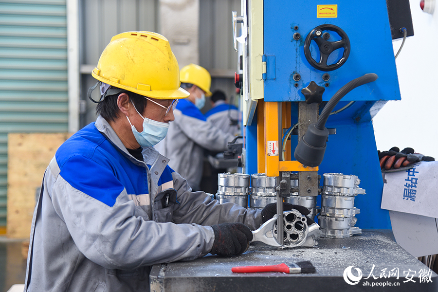 安徽豪业钧泓科技有限公司的车间内，工人正在打磨铸件的毛边。人民网记者 李希蒙摄