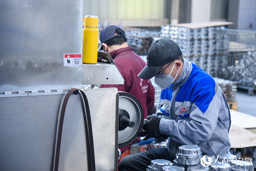 工人正在打磨铸件的毛边。人民网记者 李希蒙摄
