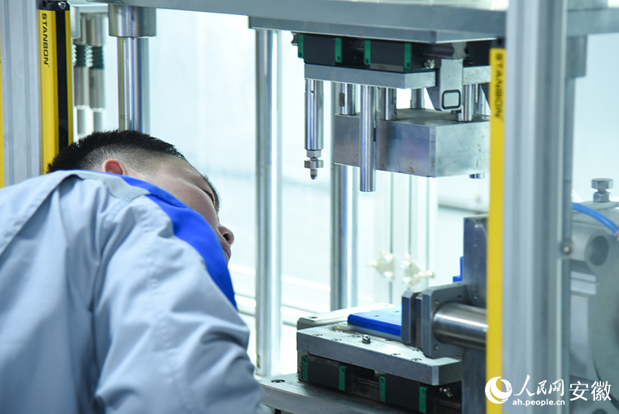 安徽豪业钧泓科技有限公司的检测车间内,工人正在检查铸件的透水性。人民网记者 李希蒙摄