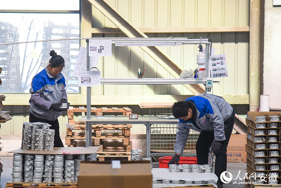 生产出的铸件正在打包，准备发往下游客户手中。人民网记者 李希蒙摄