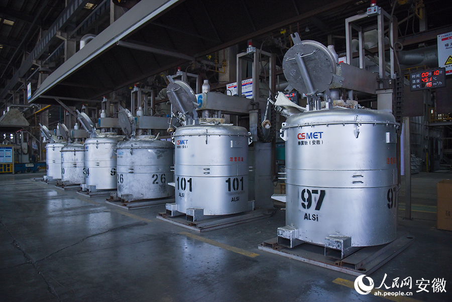 巨大的“保温壶”整齐排列。人民网记者 李希蒙摄