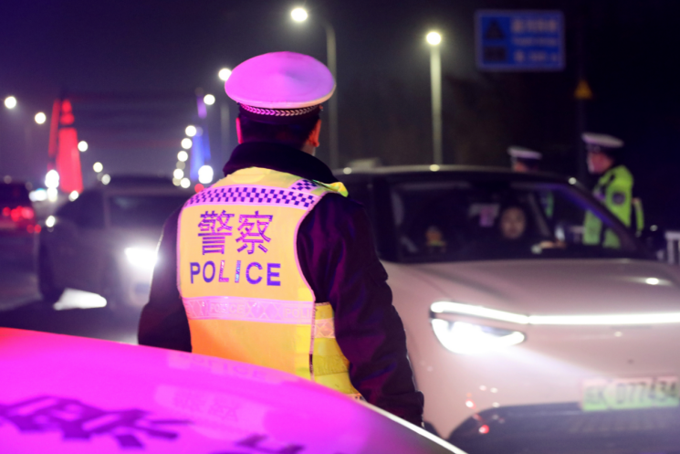 执勤民警有序引导过往车辆靠边接受检查。