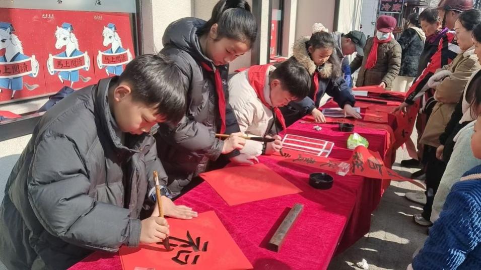淮南八公山店举办 “迎新春·写春联”主题活动。