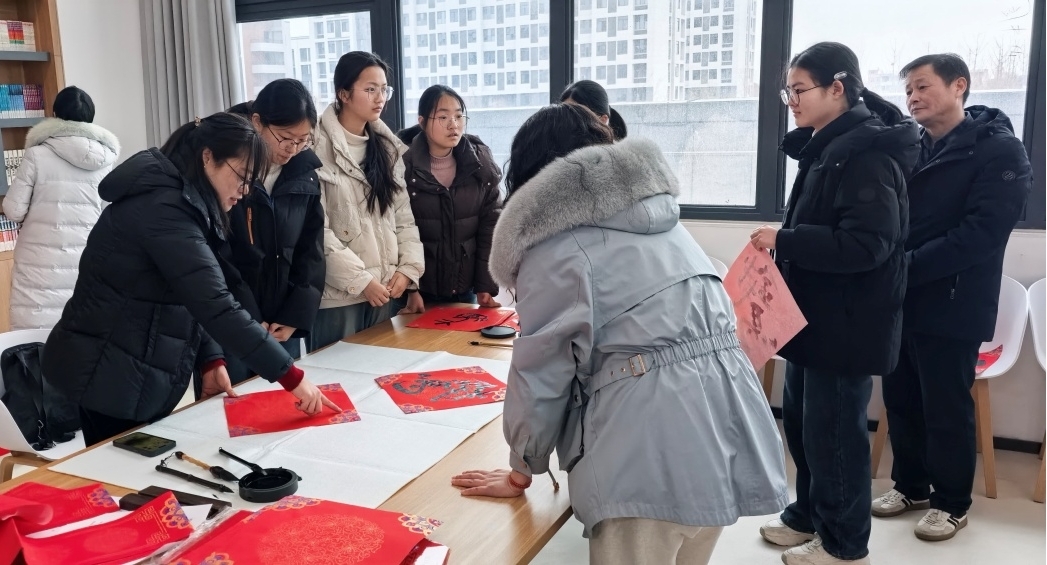 合肥肥东新华书店联合县书法协会开展“笔墨迎春 情暖校园”主题活动。