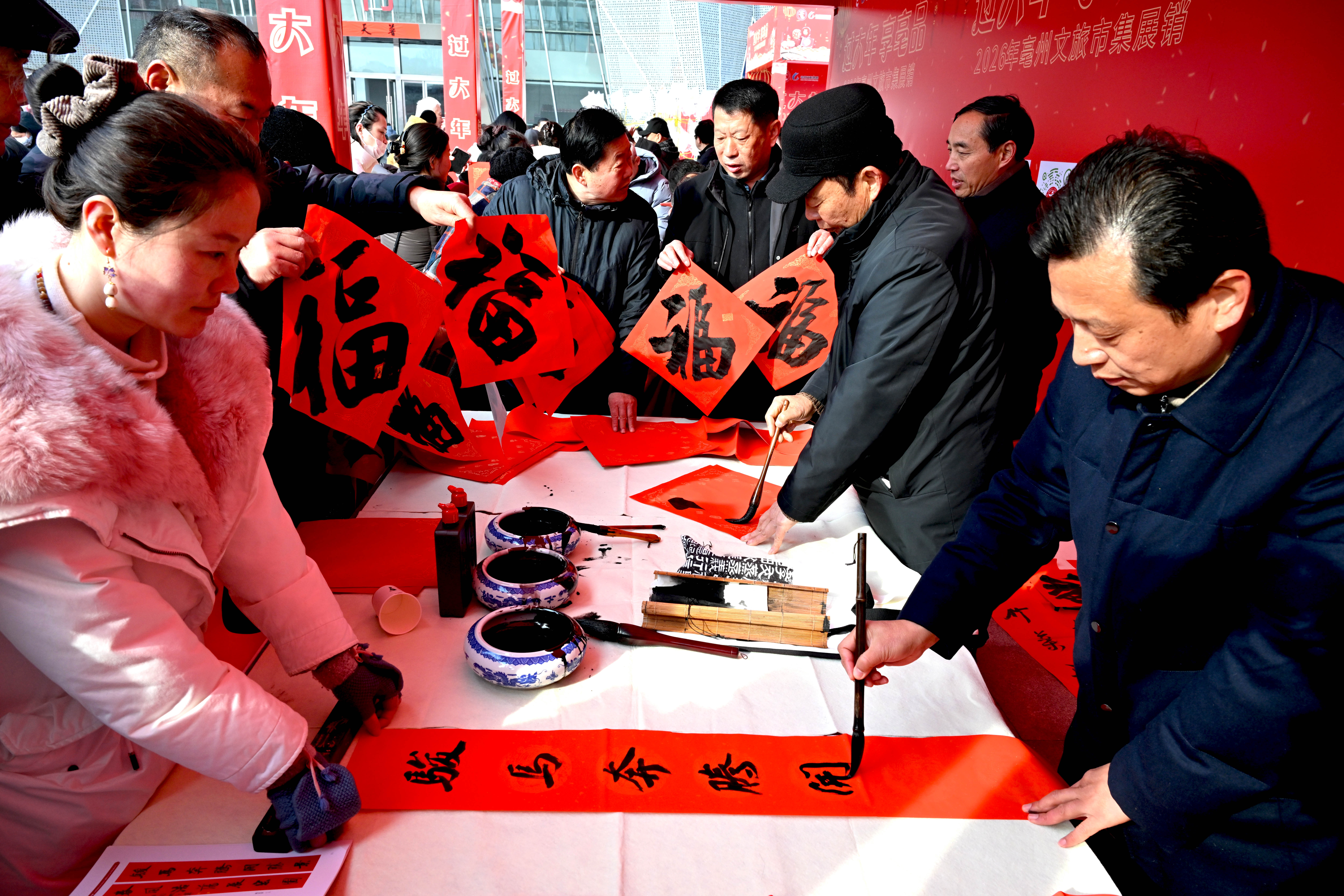 書法家現場潑墨贈春聯。亳州市文旅局供圖