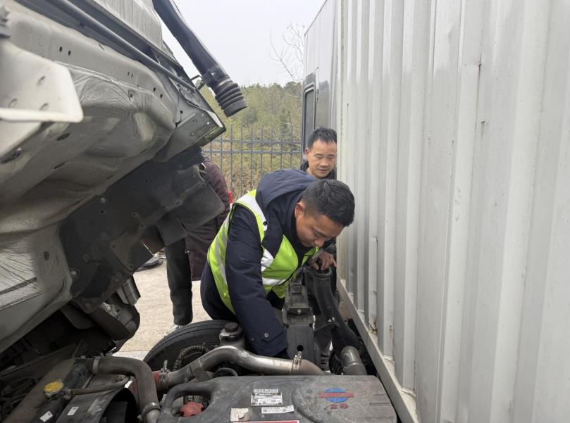 葉琪主動協助司乘人員對車輛進行故障排查。皖通公司供圖