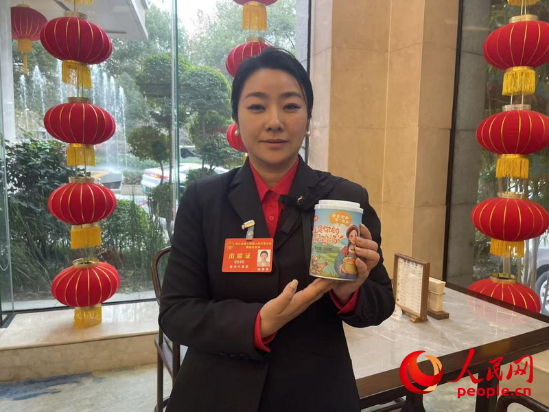 浙江省人大代表、龙游宗泰家禽专业合作社负责人胡秀秀展示用“龙游麻鸡”制作的即食鸡汤。人民网记者 王丽玮摄