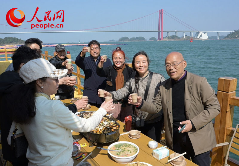 游客在海上餐厅用餐。人民网记者 雷琦竣摄